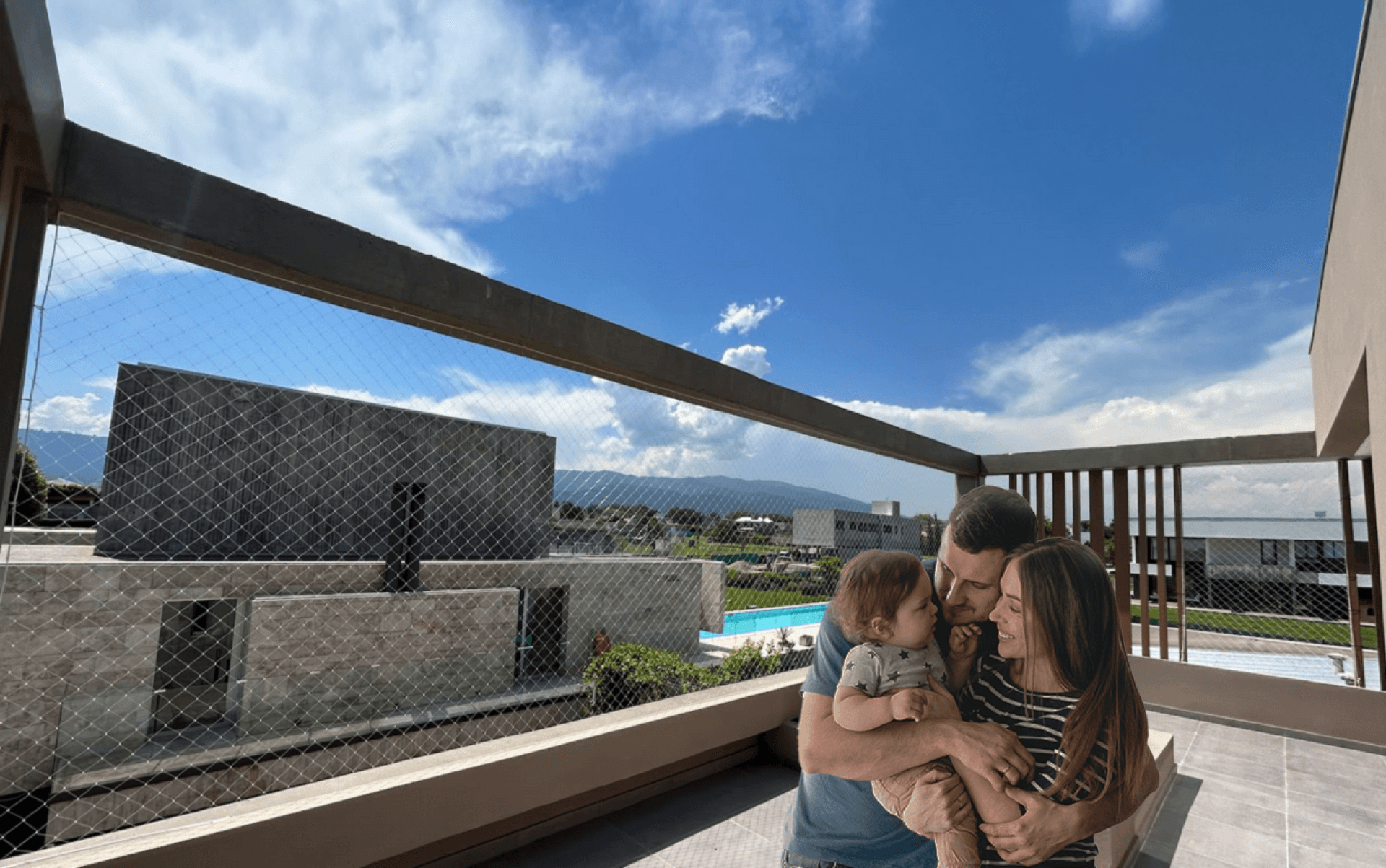 Redes de seguridad instaladas en balcón - Familia protegida con redes EQUIPESCA en Tucumán y Buenos Aires